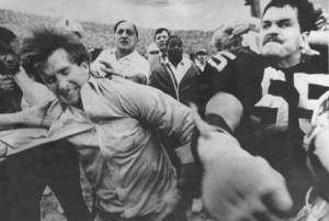 Matt Millen of the Raiders punches Patriot GM Pat Sullivan on Jan. 5, 1986.